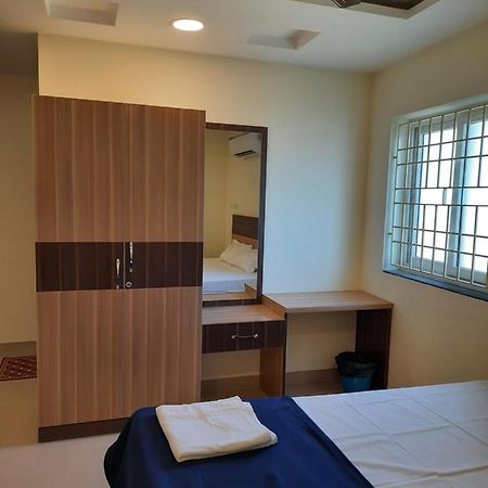 Grk Residency Hotel Gūduvāncheri Екстериор снимка