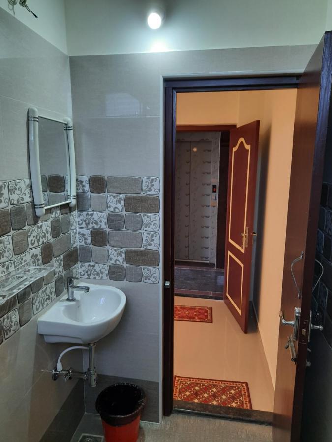 Grk Residency Hotel Gūduvāncheri Екстериор снимка