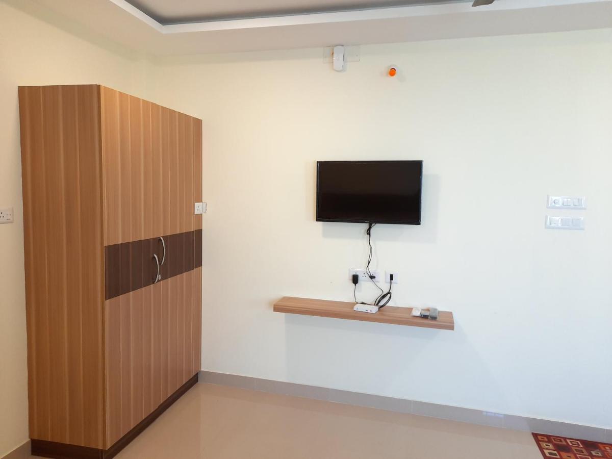 Grk Residency Hotel Gūduvāncheri Екстериор снимка